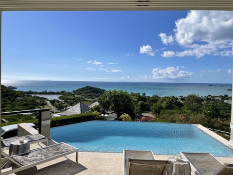 Ok the beautiful pool, let's go for a dip!