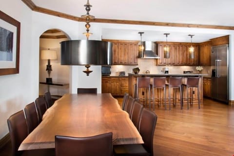 Prepare meals in the fully equipped kitchen and enjoy them together at the dining table.