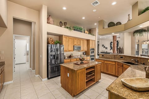 Fully stocked Kitchen w/Double Ovens, Spices, Coffee pot, Keurig & more