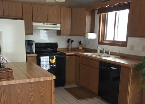 Full Kitchen with dishwasher
