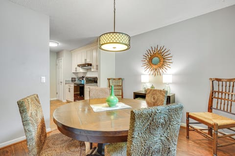 Dining Area | Dining Table