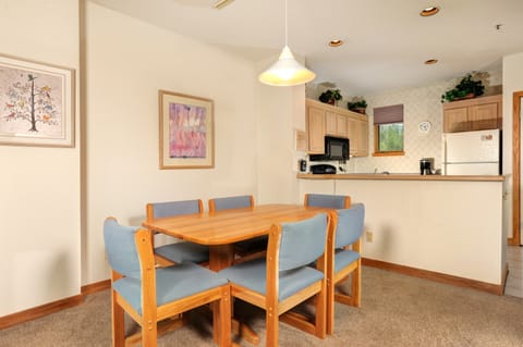 Dining table - Keystone Lakeside Village Condos