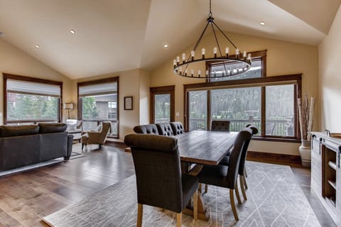 Please note the dining area may only seat 6, depending on the unit's configuration.