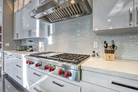 Chef's gas range & cooktop w/ 6 burners & flat cook top for an ultimate cookout