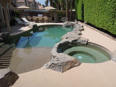 Beautiful private yard and pool/spa/outdoor bbq/sink and TV!
