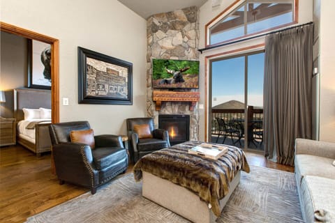 Westgate 3901AB: Living room with private balcony