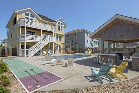 EE08: Relax Inn | Back Exterior