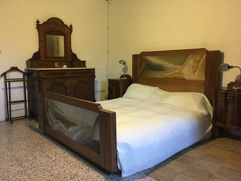 Room 1 - Painted bed, antique drawers & mirror, antique besteads