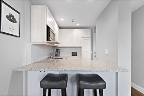 Kitchen and Breakfast Bar