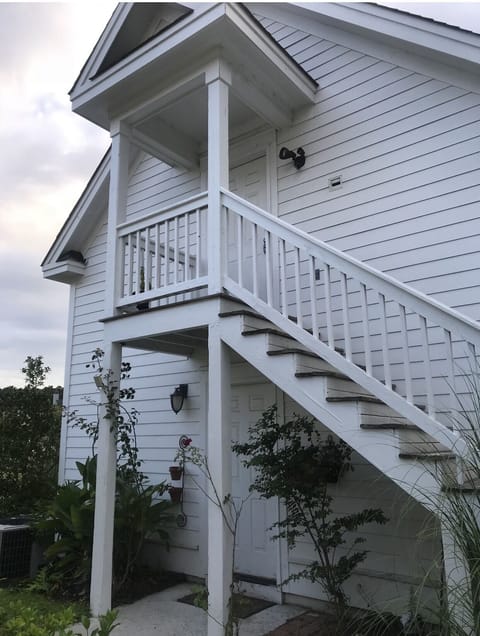 Detached, stand alone studio with private entrance 