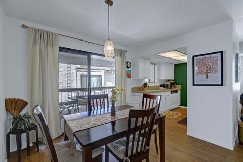 DINING ROOM - Oranj Palm Vacation Homes.jpg