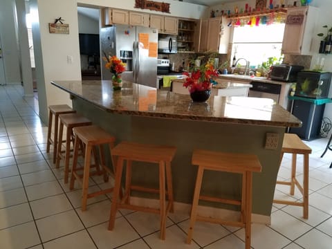 Large w/ 2 island, granite-fully equipped-crockpot, coffeepot, rice cooker...