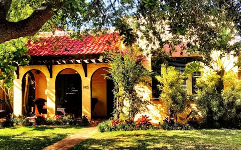 Perfect Fort Lauderdale Location! 5 Bd, 3 Bth home, perfect for entertaining!