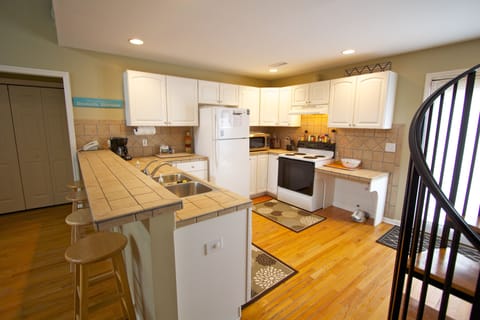 Kitchen and breakfast bar