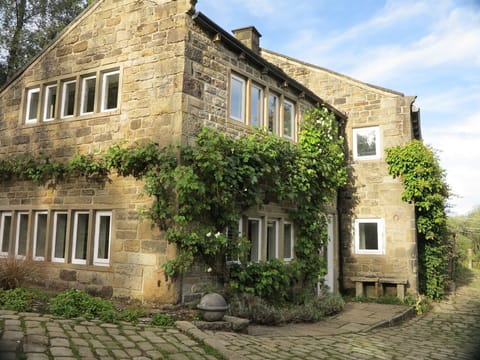 A former cottage and barn were combined to create Tyas Cottage