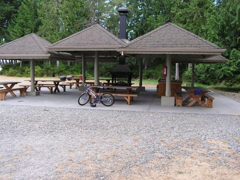 Picnic areas at Hartstene Pointe