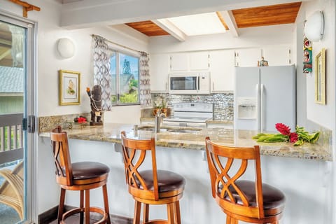 FULL KITCHEN WITH BAR SEATING