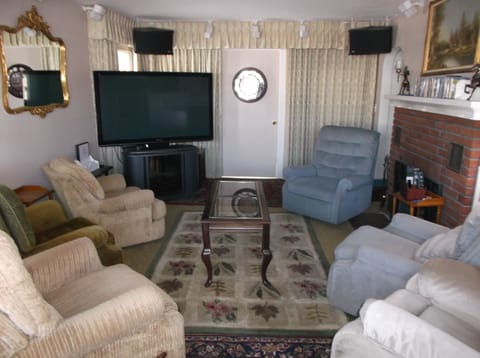 Living room with 65" TV