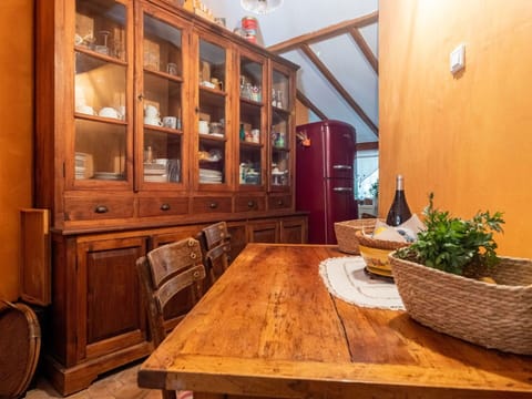 Cabinetry, Table, Furniture, Property, Plant, Flowerpot, Wood, Drawer, Interior Design, Houseplant