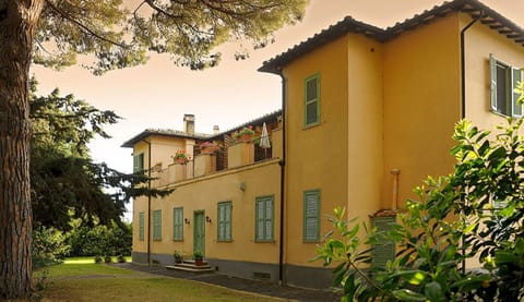 Villa Fontanili has 4 apartments. Leccio lies on the upper floor