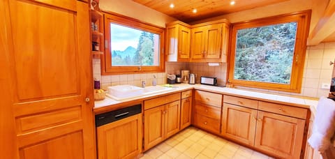 Fully fitted Cherry wood kitchen 