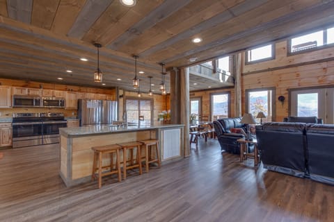 Breakfast Bar - Seating for 7