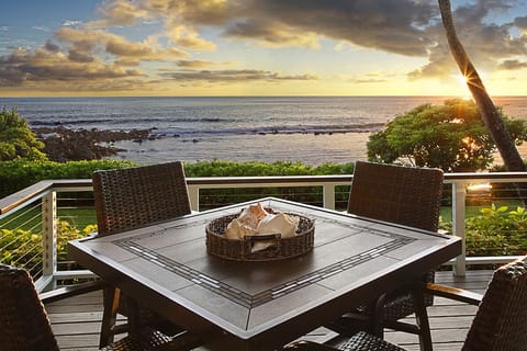 LANAI OCEAN VIEW AND OUTDOOR DINING AREA