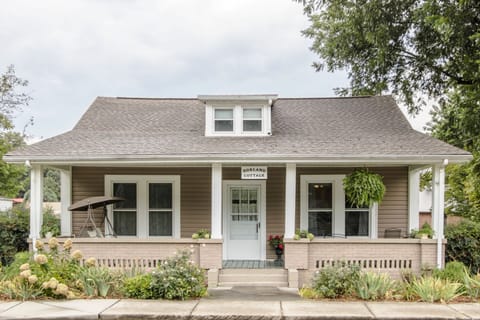 Vintage cottage in town. Cozy, all set for your mountain getaway