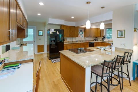 Kitchen with breakfast bar