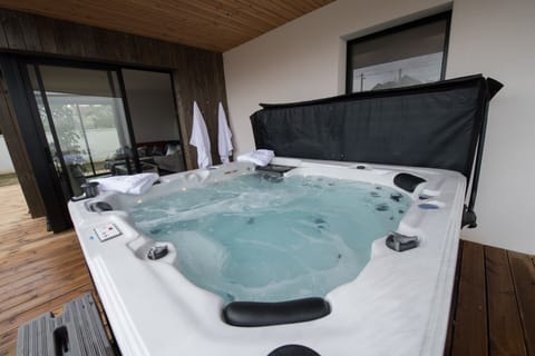 Indoor spa tub
