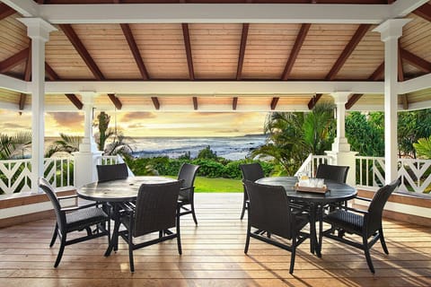 DINE INDOOR OR OUT! COVERED LANAI WITH OCEAN VIEWS