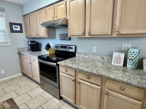 Kitchen - Well stocked, Keurig and Standard Coffee Maker, Air Fryer & Crock Pot