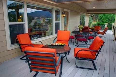 Main level deck. Amazing views of mountains and July 4th fireworks!!