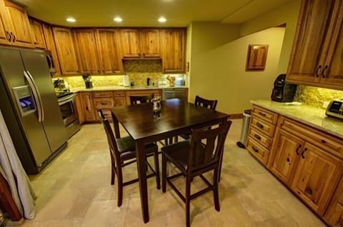 Lower level kitchen fully equipped!