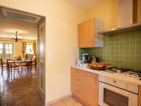 Food, Table, Tableware, Plant, Furniture, Sky, Chair, Dishware, Plate, Outdoor Furniture