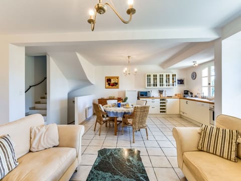 Room, Property, Living Room, Furniture, Interior Design, Building, Floor, Ceiling, Real Estate, Home