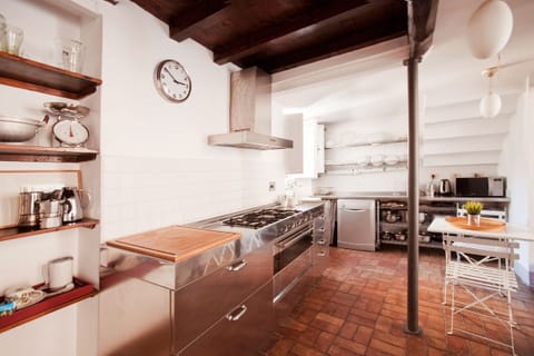 the spacious, fully equipped kitchen