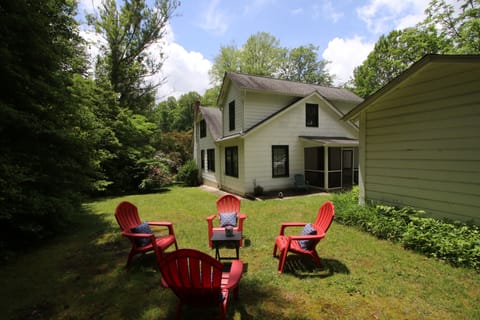 Additional photo of backyard