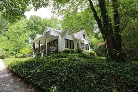 Comfortable light filled Cottage in Downtown Brevard 