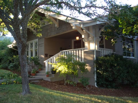 1 Bdrm. Separate, Attached Guest Suite Behind This Historic Craftsman Bungalow
