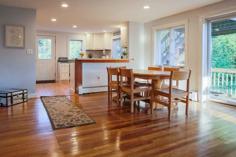 Large Dining area - Table expands to seat up to 12