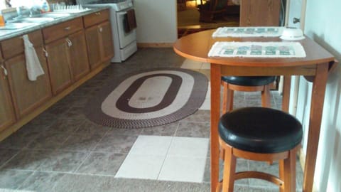 Small table and 2 chairs I kitchen