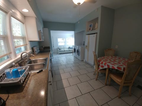 Full Kitchen, 4 chair table