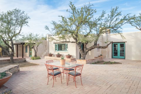 The south facing patio and outdoor dinning area is perfect to enjoy the AZ sun. 