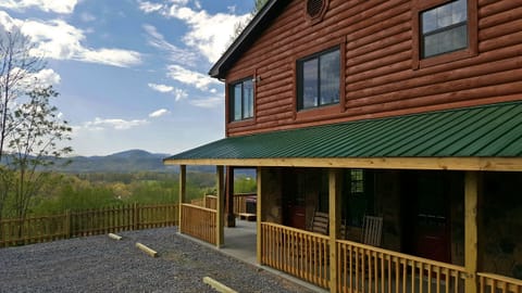 Mountain Views with a Secluded Relaxing Setting!
