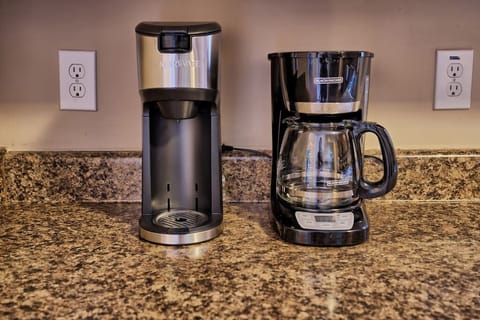 Single serve coffee maker/regular programmable coffee pot