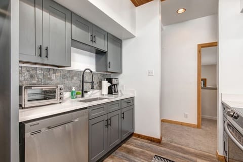 A beautiful new kitchen to gather, cook and enjoy!