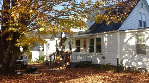 Country Cottage Retreat 5193 Limestone Hill Road, Waiteville West Virginia 