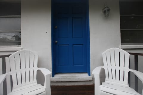 Upstairs unit has seperate entrance.
