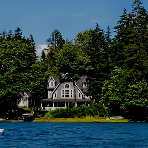 Spectacular Waterfront  - High Tide